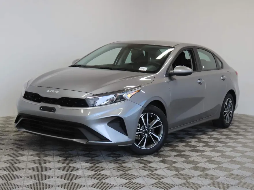 2023 Kia Forte LXS photo 1