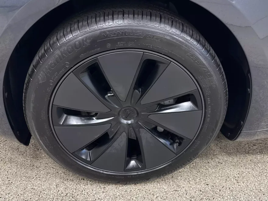 2024 Tesla Model 3 photo 1