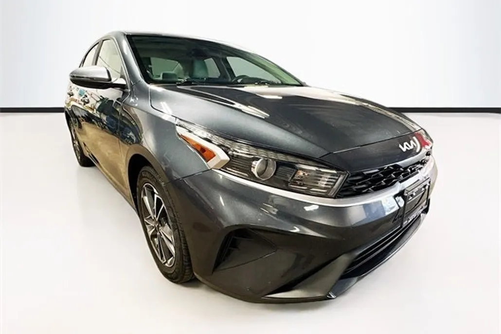 2023 Kia Forte LXS photo 1