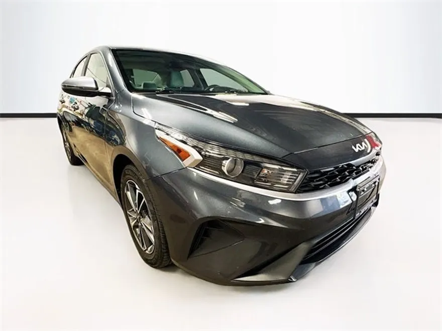 2023 Kia Forte LXS photo 1