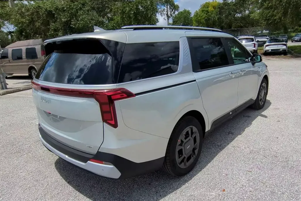 2026 Kia Carnival EX photo 1