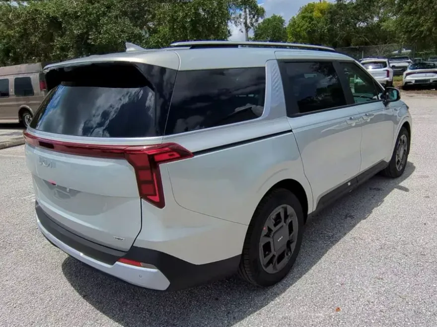2026 Kia Carnival EX photo 1