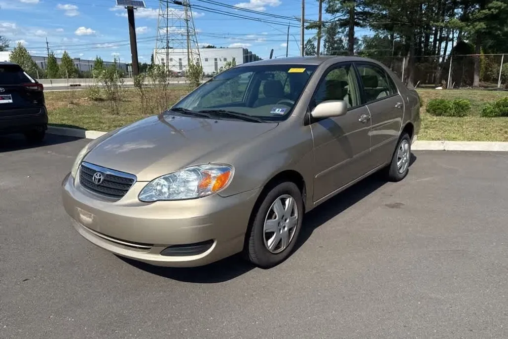 2005 Toyota Corolla LE photo 1