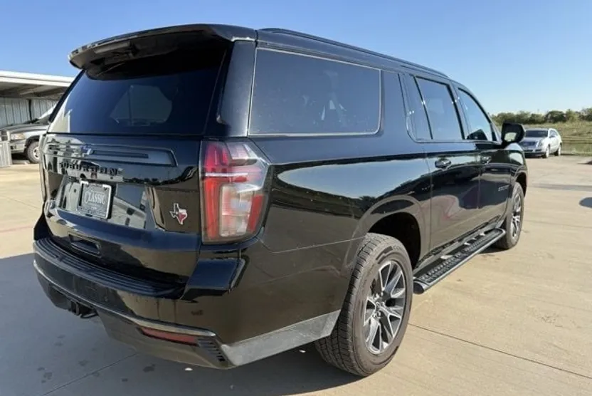 2022 Chevrolet Suburban Z71 photo 1