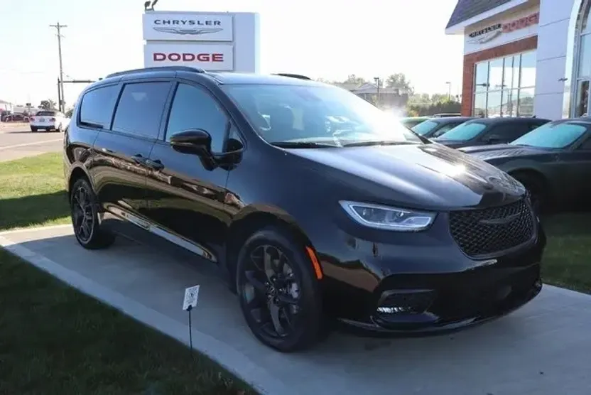 2026 Chrysler Pacifica Limited photo 1