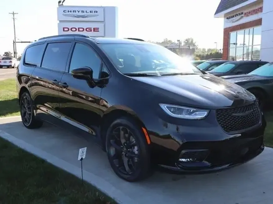 2026 Chrysler Pacifica Limited photo 1
