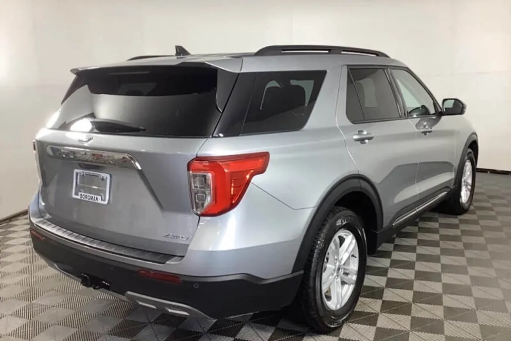 2023 Ford Explorer XLT photo 1