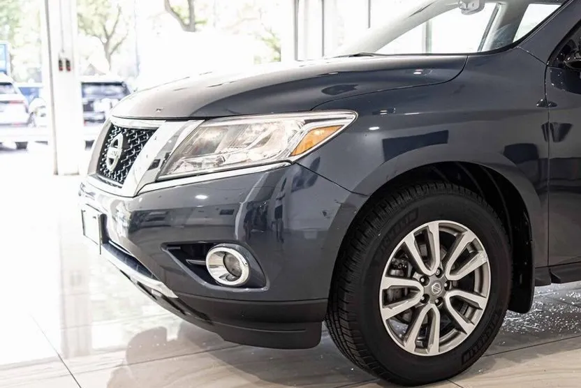 2015 Nissan Pathfinder SV photo 1