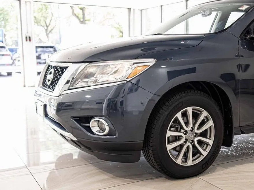 2015 Nissan Pathfinder SV photo 1