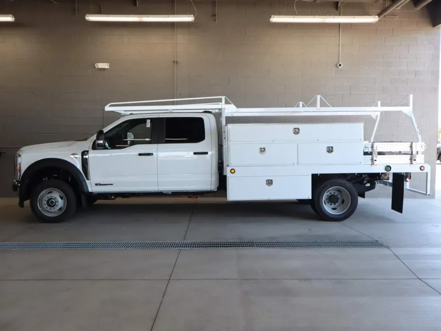 2025 Ford F-550 photo 1