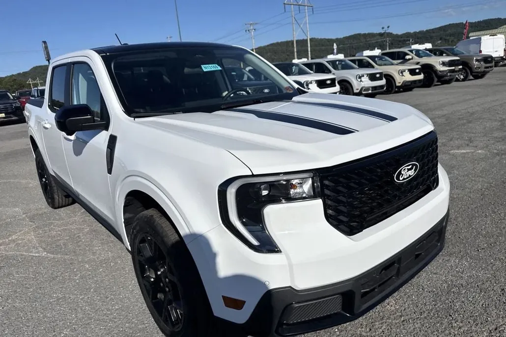 2025 Ford Maverick Lariat photo 1