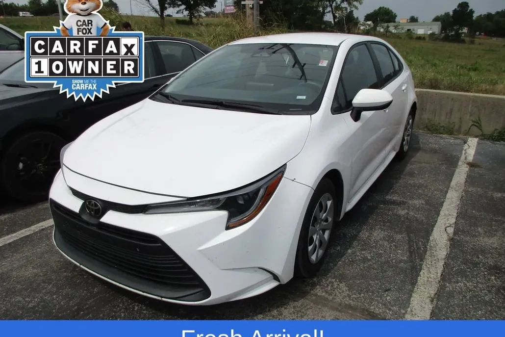 2023 Toyota Corolla LE photo 1