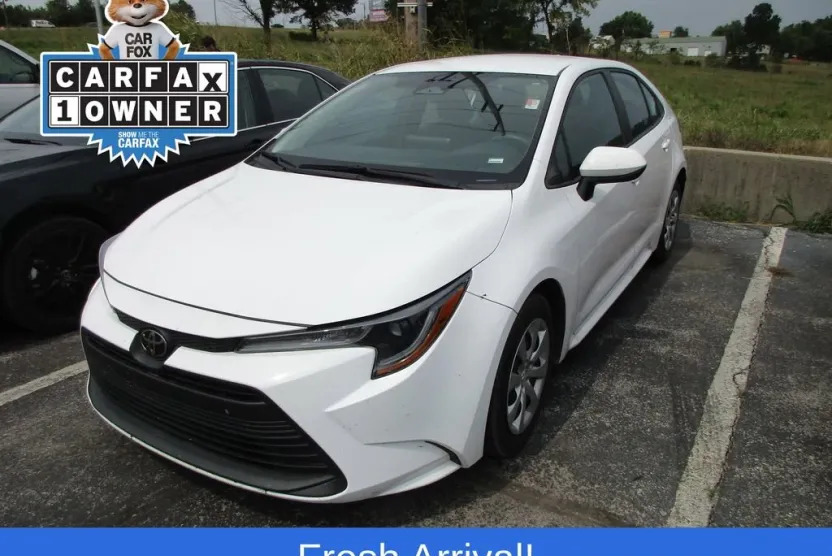 2023 Toyota Corolla LE photo 1