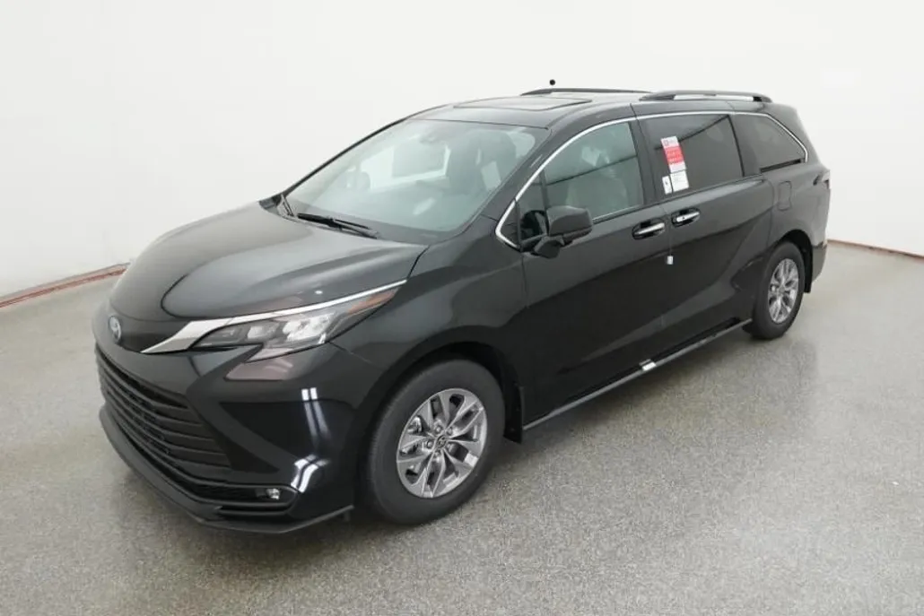 2025 Toyota Sienna XLE photo 1