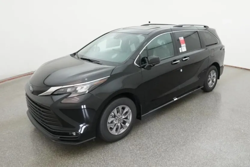 2025 Toyota Sienna XLE photo 1