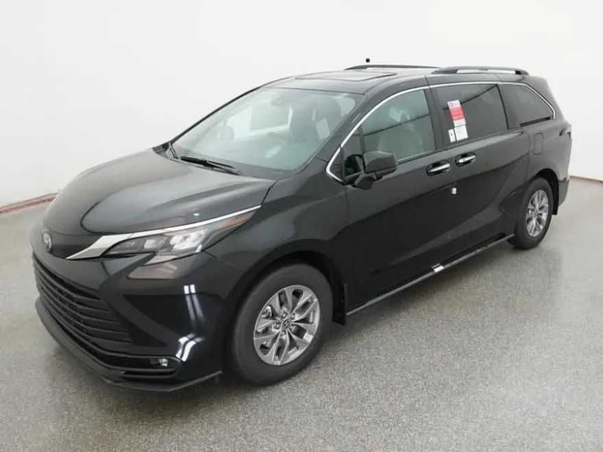 2025 Toyota Sienna XLE photo 1
