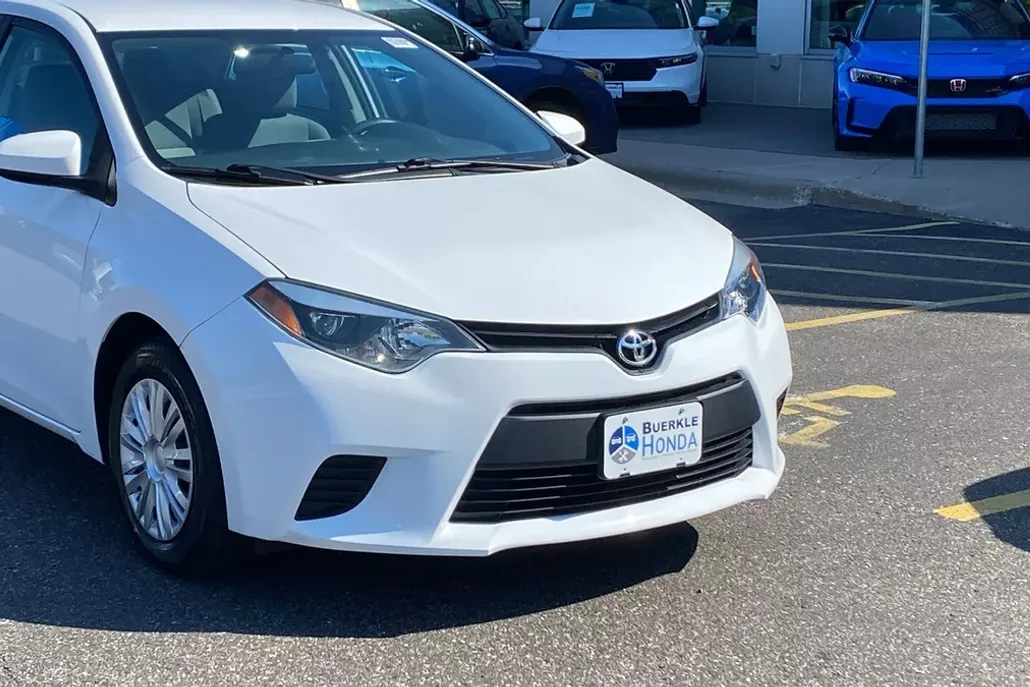 2014 Toyota Corolla LE photo 1