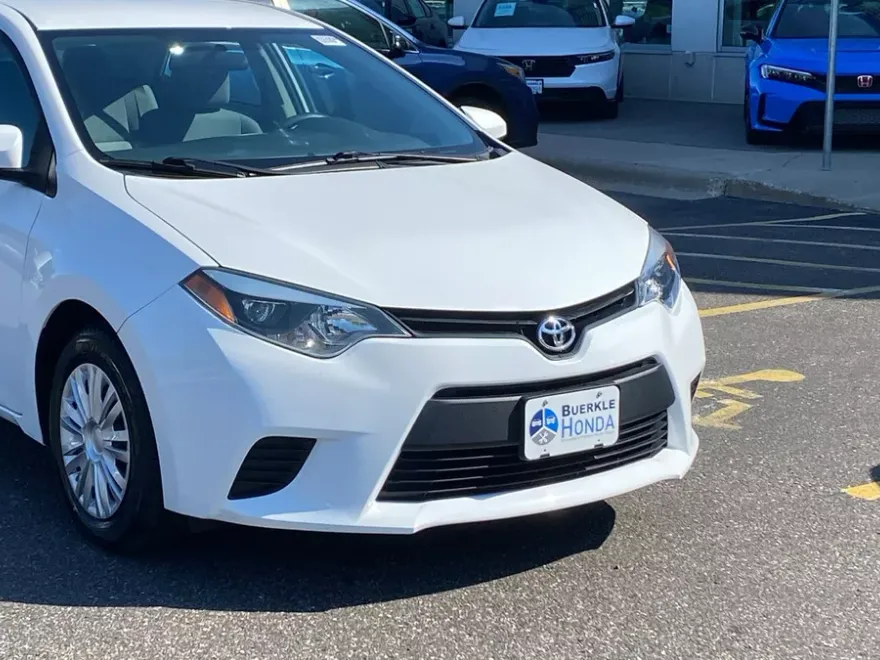2014 Toyota Corolla LE photo 1