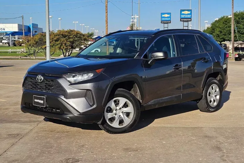 2020 Toyota RAV4 LE photo 1