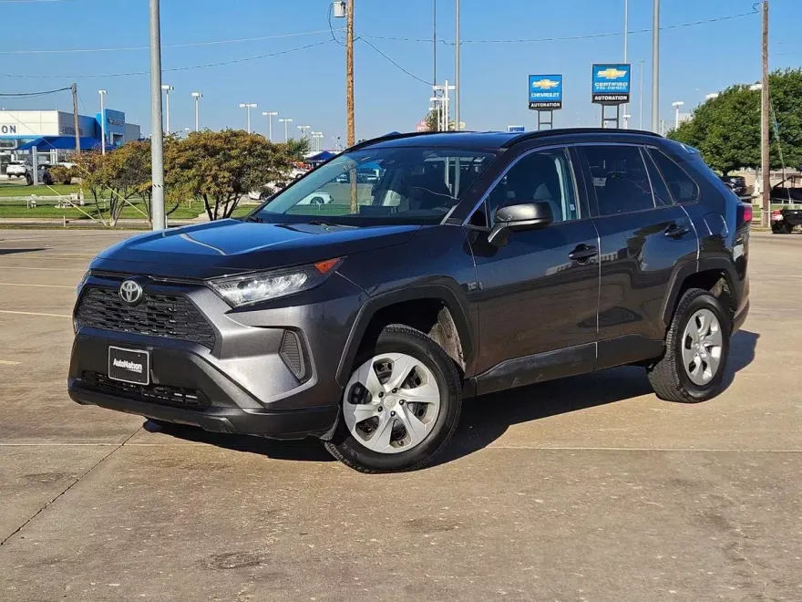2020 Toyota RAV4 LE photo 1