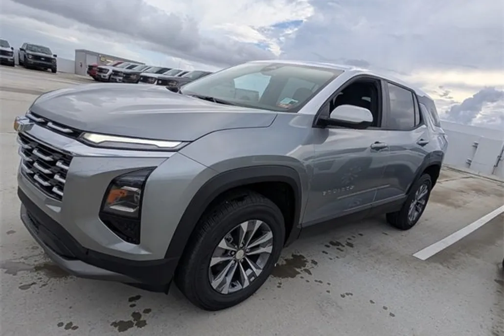 2026 Chevrolet Equinox LT photo 1