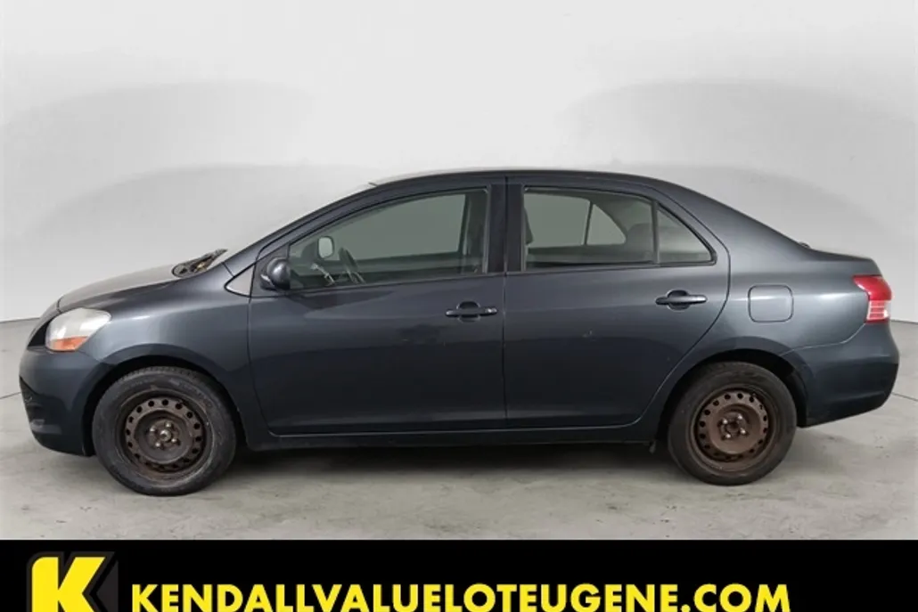 2010 Toyota Yaris Base photo 1