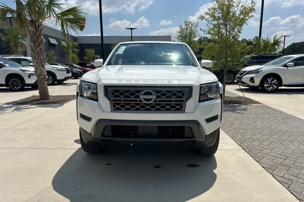 2024 Nissan Frontier SV photo 1