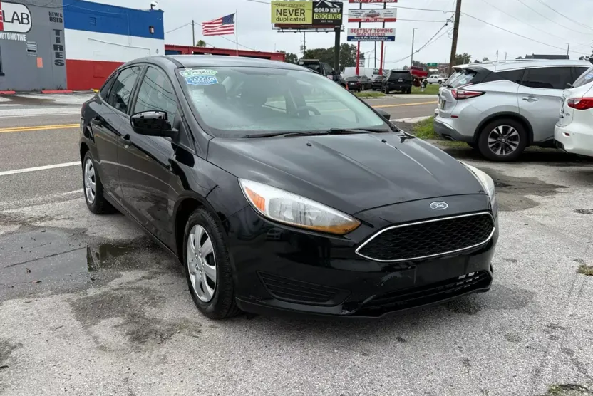 2018 Ford Focus Sedan photo 1
