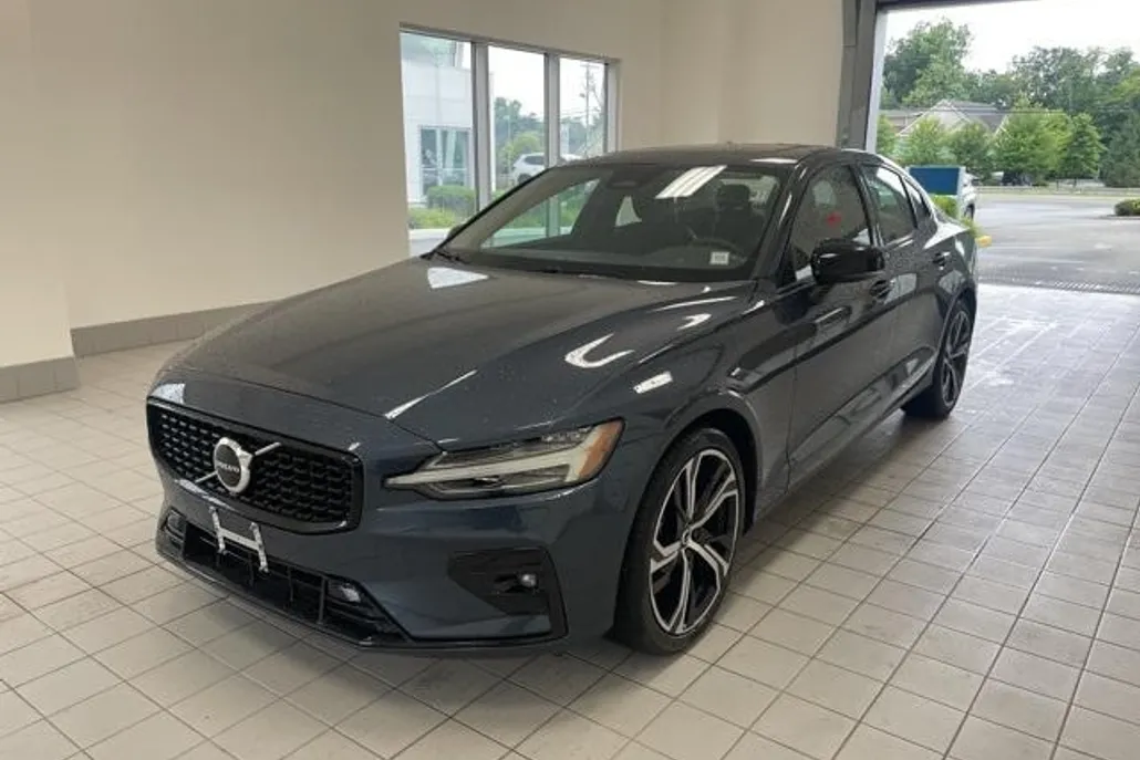 2025 Volvo S60 B5 Core photo 1