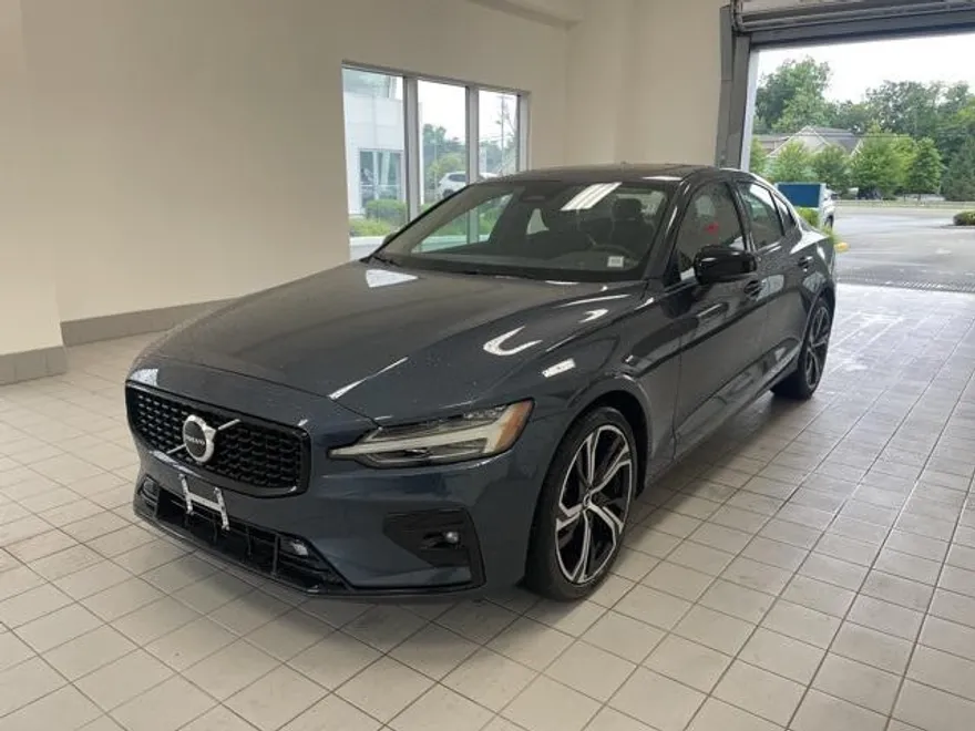 2025 Volvo S60 B5 Core photo 1