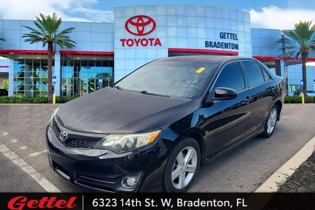 2014 Toyota Camry SE photo 1