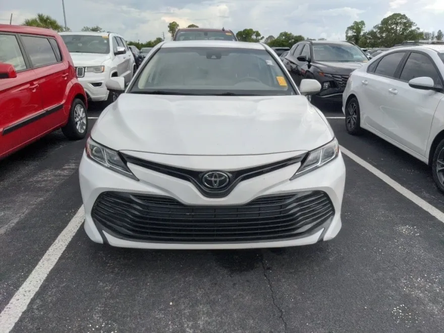 2020 Toyota Camry LE photo 1
