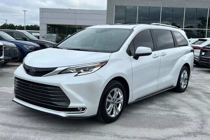 2023 Toyota Sienna Platinum photo 1
