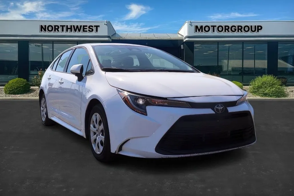 2024 Toyota Corolla LE photo 1
