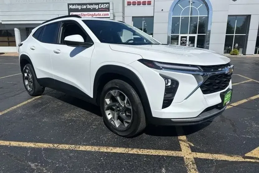 2024 Chevrolet Trax LT photo 1