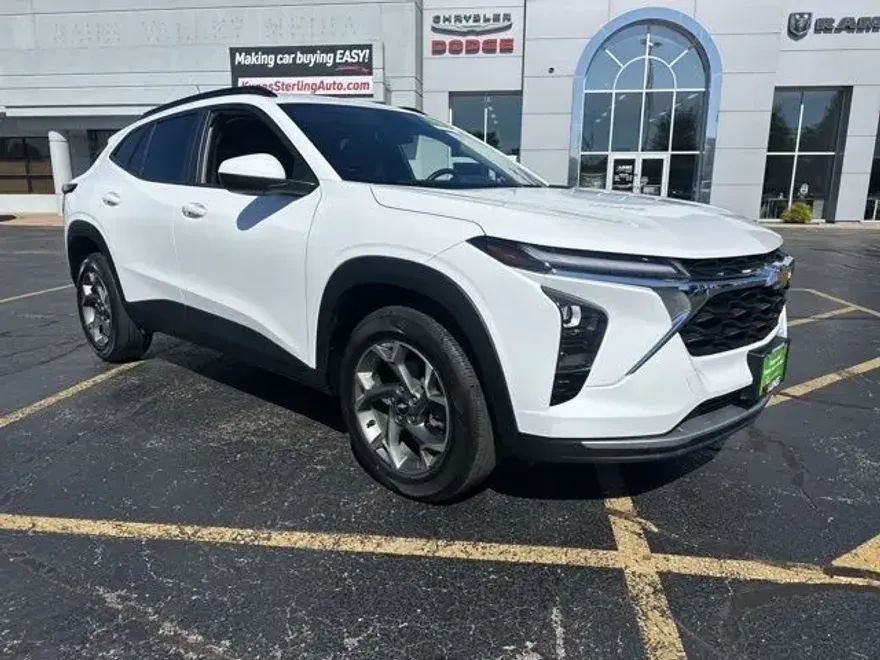 2024 Chevrolet Trax LT photo 1