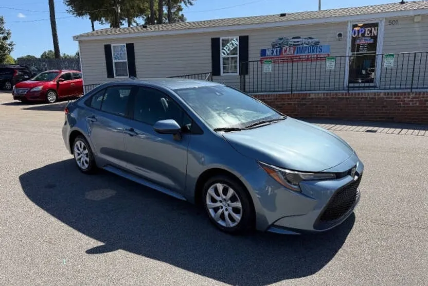 2020 Toyota Corolla LE photo 1
