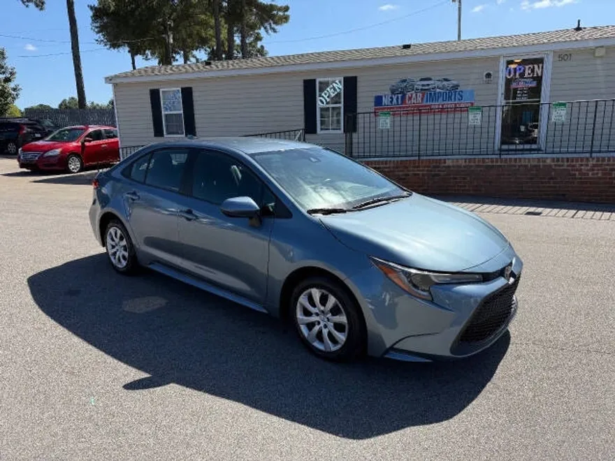 2020 Toyota Corolla LE photo 1