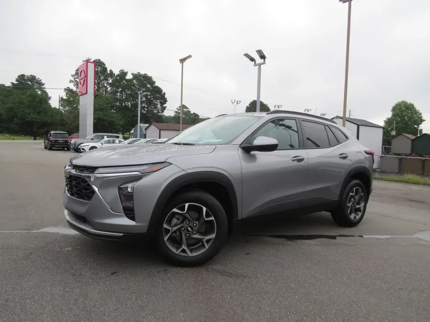 2025 Chevrolet Trax LT photo 1