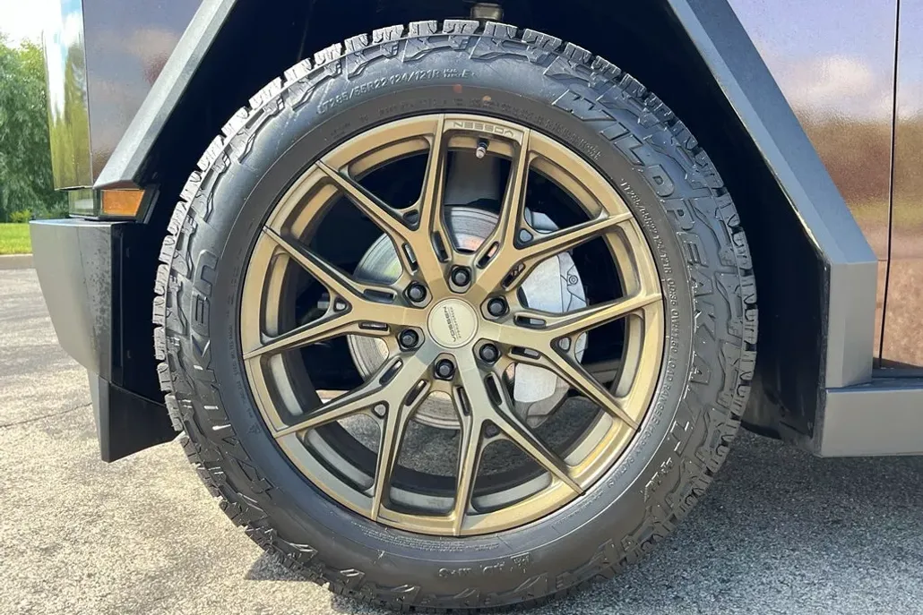 2024 Tesla Cybertruck photo 1