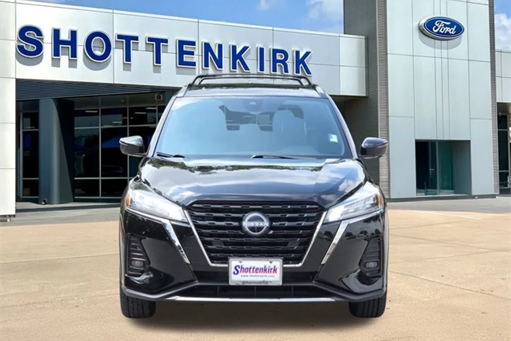 2023 Nissan Kicks SR photo 1