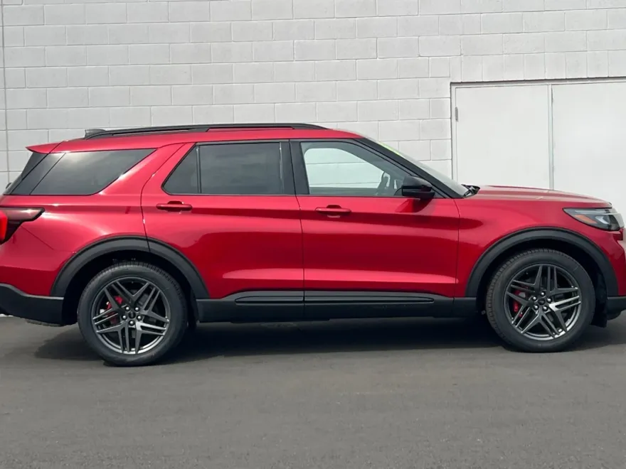 2025 Ford Explorer ST photo 1