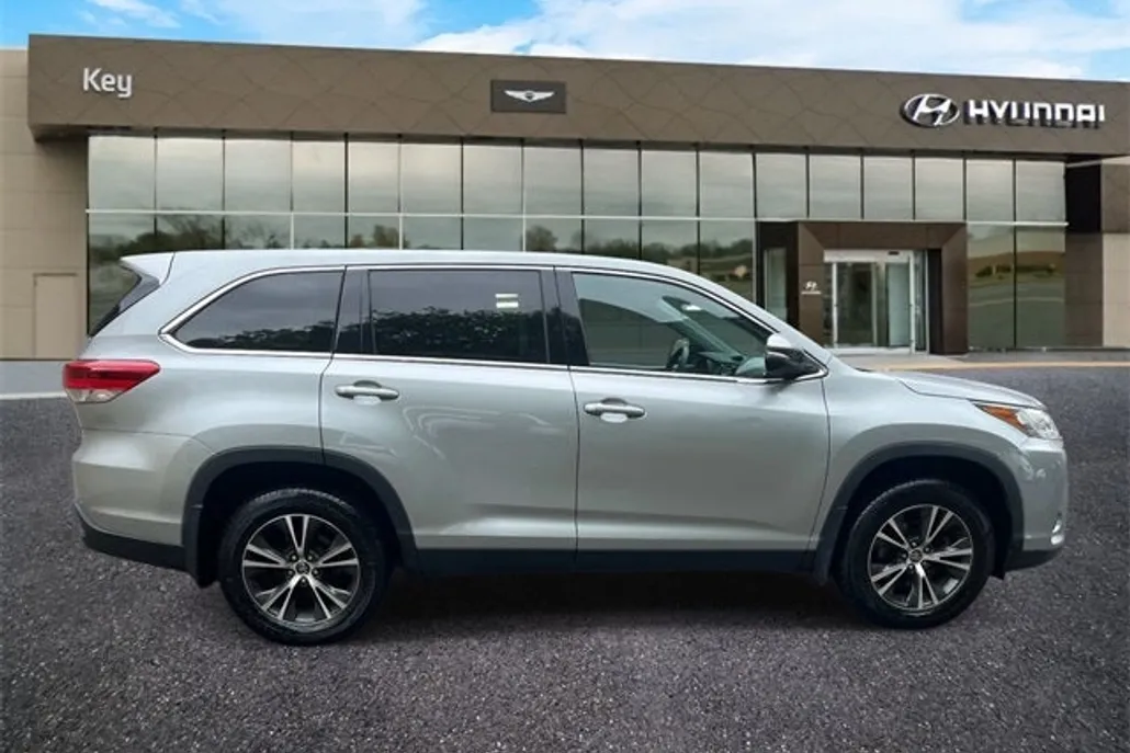2019 Toyota Highlander LE photo 1
