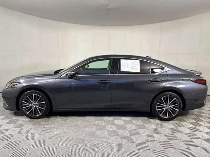 2023 Lexus ES 300h photo 1