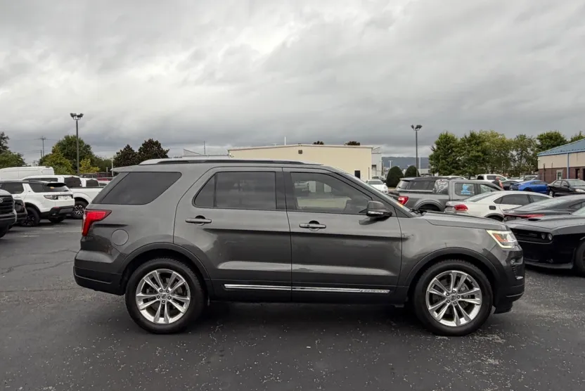 2019 Ford Explorer XLT photo 1