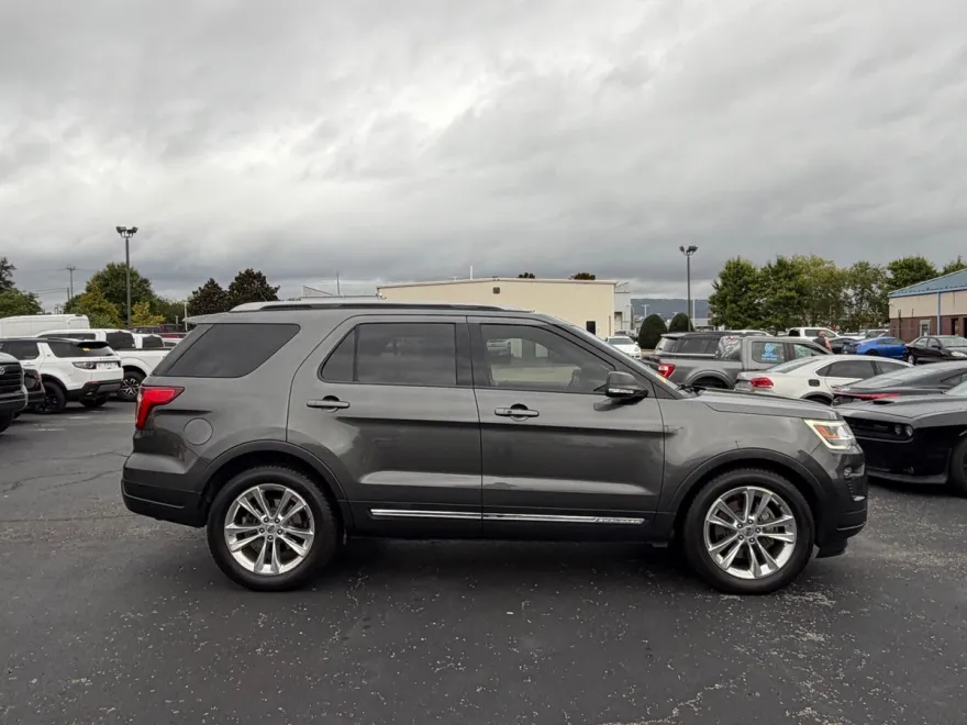 2019 Ford Explorer XLT photo 1