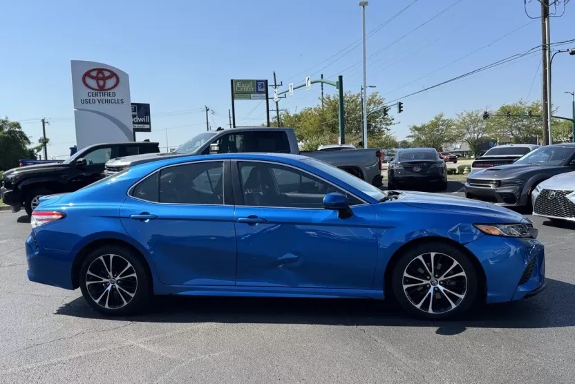 2018 Toyota Camry SE photo 1