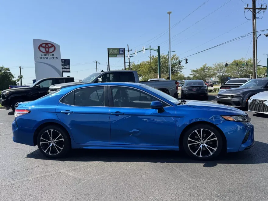 2018 Toyota Camry SE photo 1