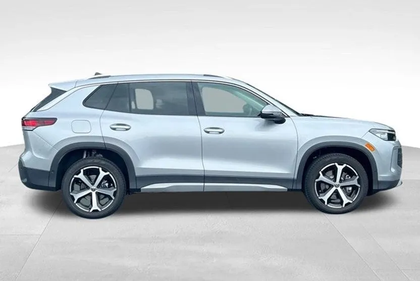 2025 Volkswagen Tiguan SE photo 1