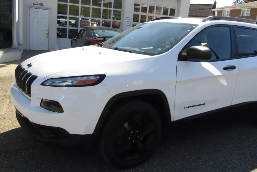 2017 Jeep Cherokee Sport photo 1